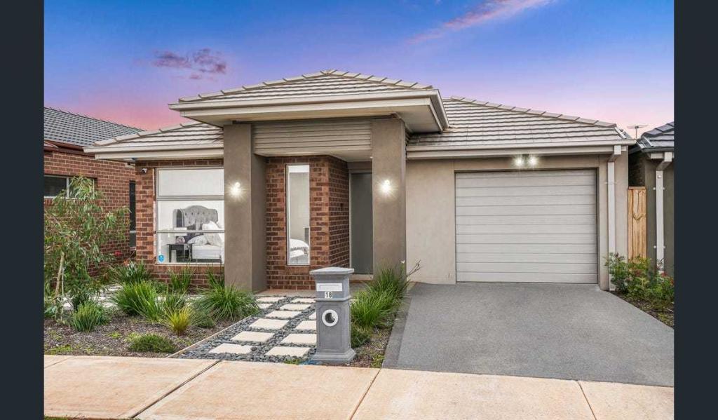 18 Miandad St, Rockbank, VIC 3335