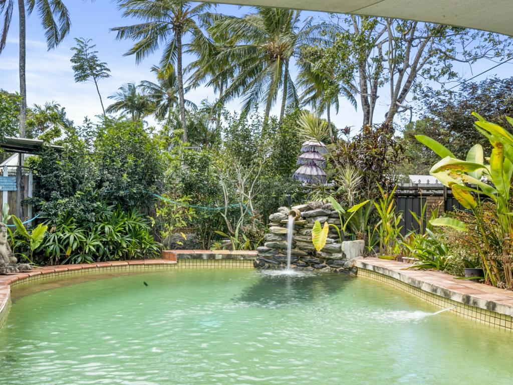 1 Saffron Cl, Holloways Beach, QLD 4878