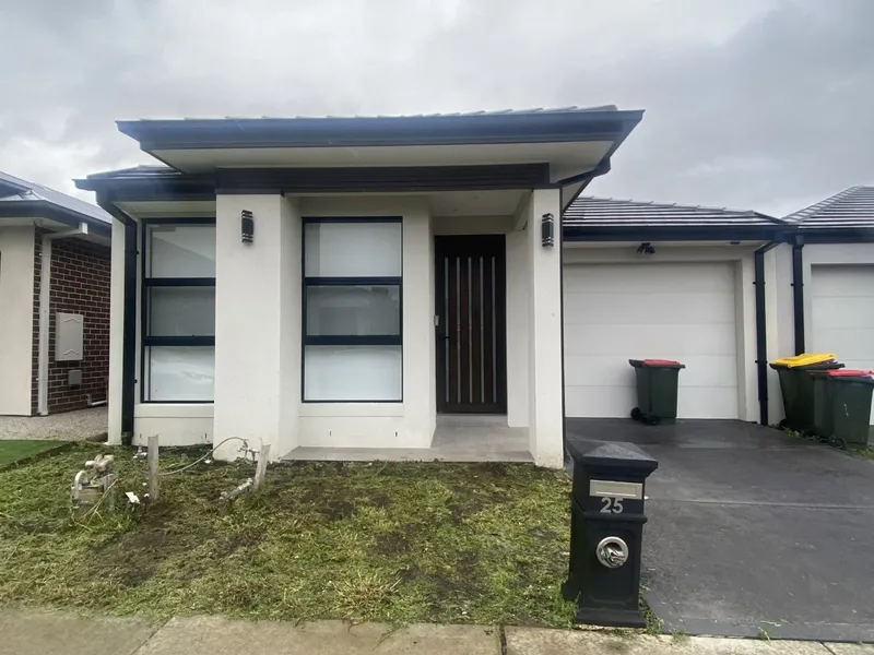 25 Roseneath Way, Mickleham, VIC 3064
