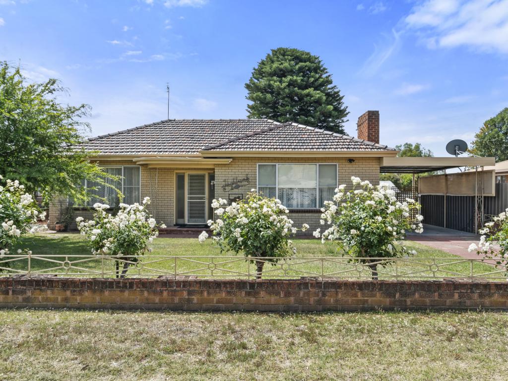 96 Hennessy St, Tocumwal, NSW 2714