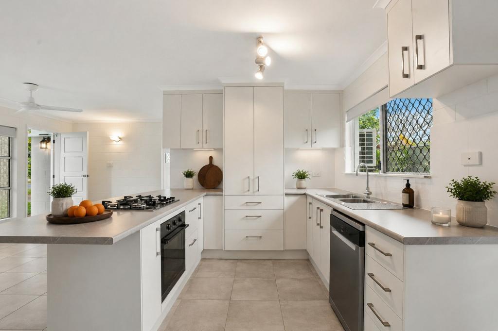 14 Almond St, Holloways Beach, QLD 4878