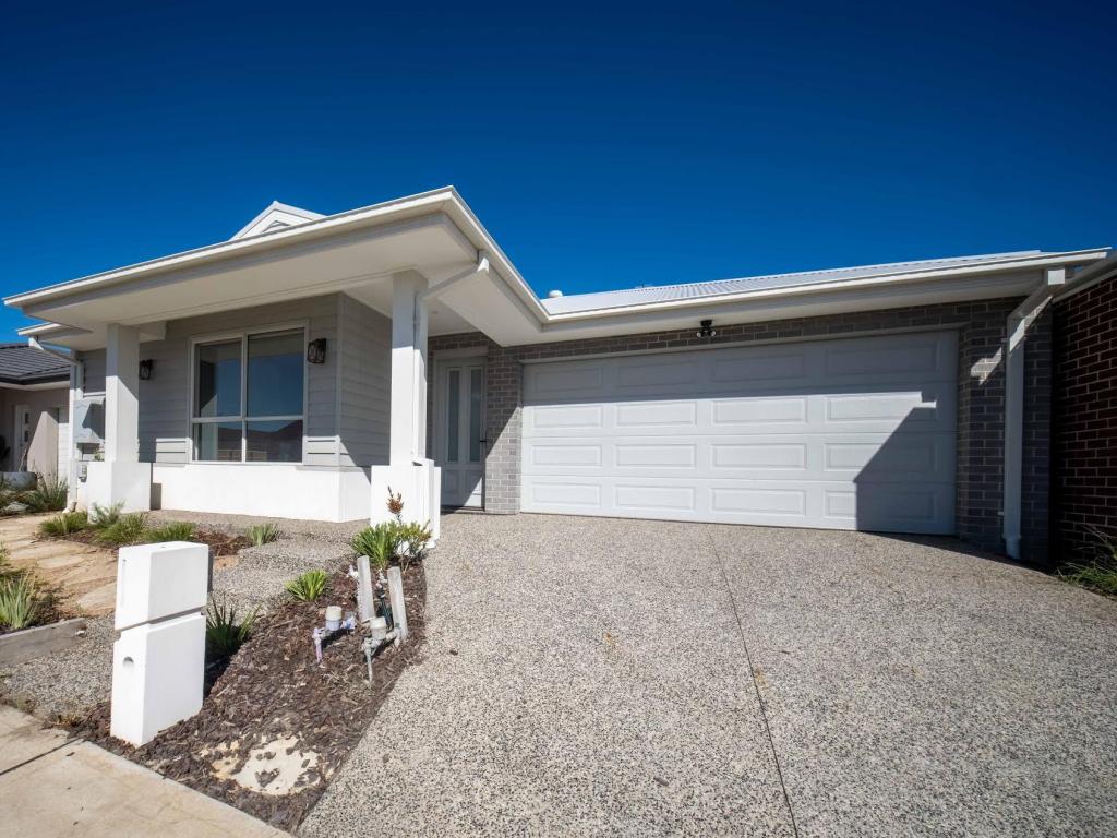 10 Swilk Cres, Mickleham, VIC 3064