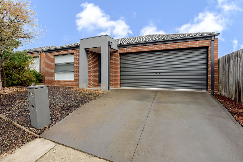 9 Hinkler Cres, Brookfield, VIC 3338
