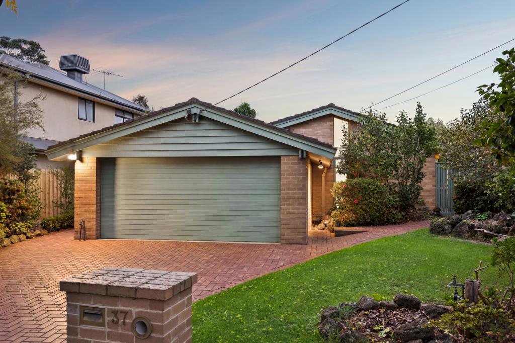 37 KINGSWOOD DR, DINGLEY VILLAGE, VIC 3172