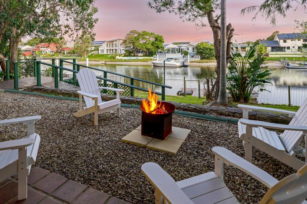 11 Sundowner Ct, Mermaid Waters, QLD 4218