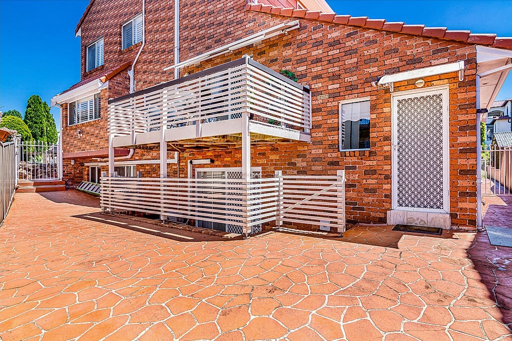 1A PARR CL, BOSSLEY PARK, NSW 2176