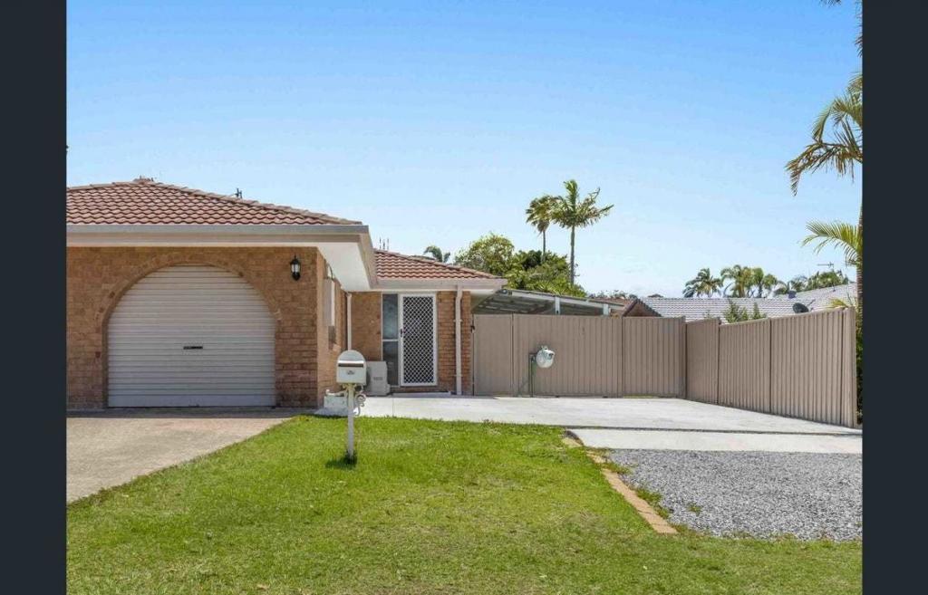 1/216 Olsen Ave, Arundel, QLD 4214