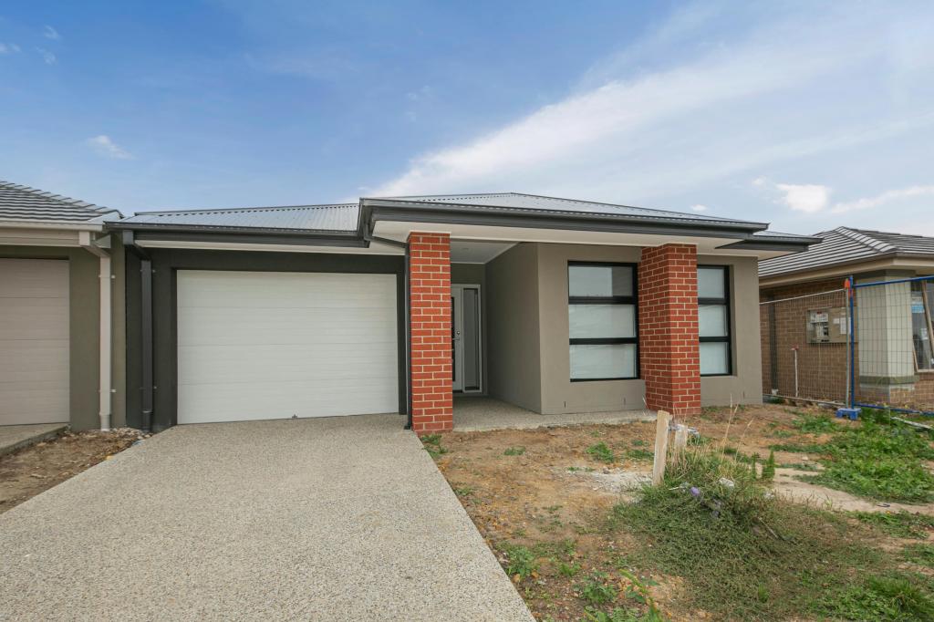 5 Chitwan St, Clyde North, VIC 3978