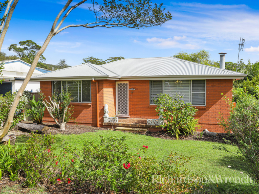 12 Matthews Pde, Point Clare, NSW 2250
