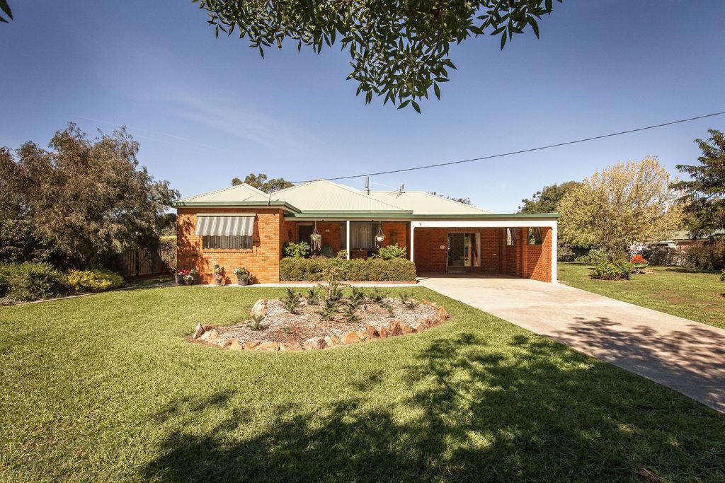 7 Railway St, Walla Walla, NSW 2659