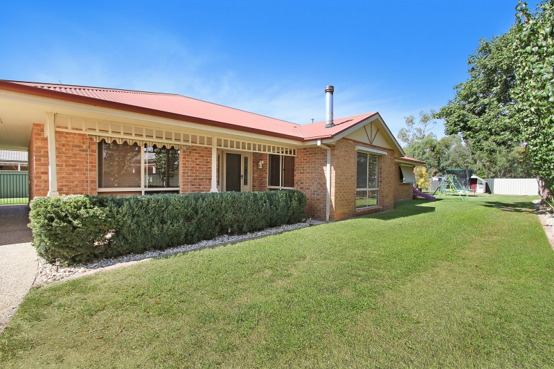 52 VICTORIA ST, HOWLONG, NSW 2643