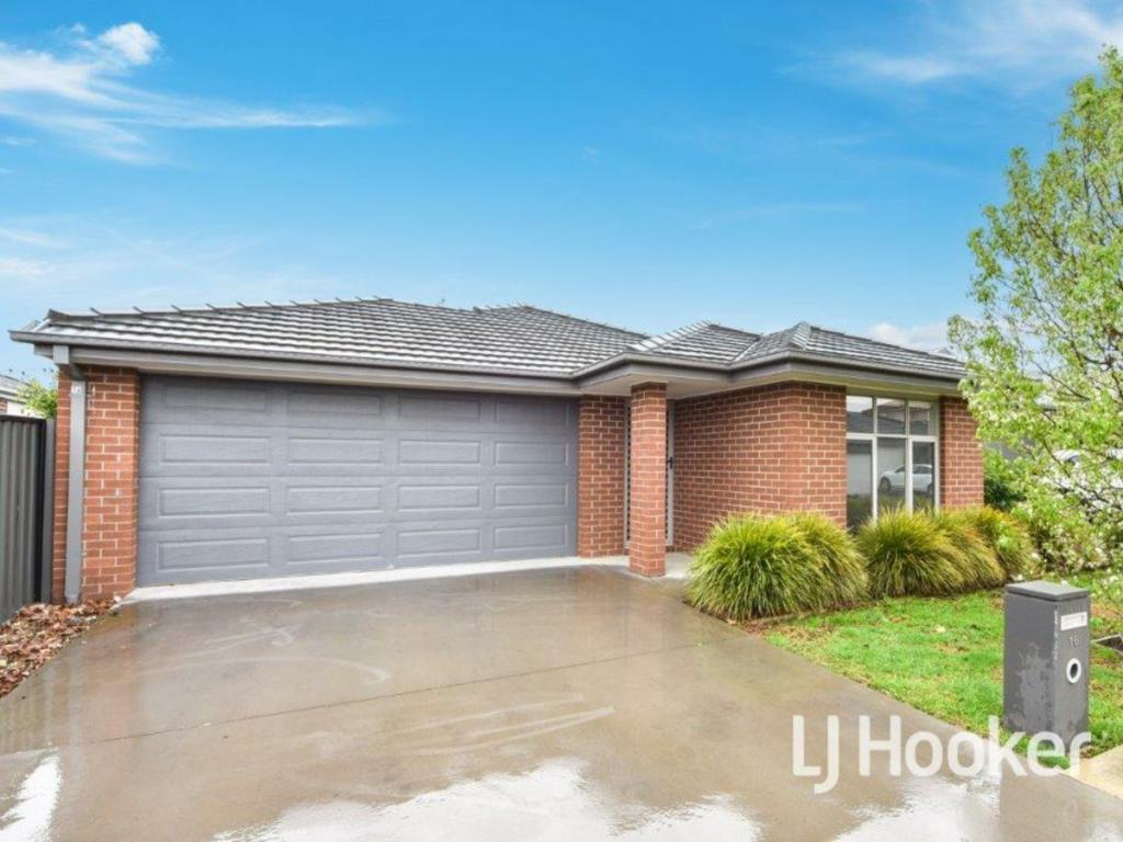 16 HILLSBOROUGH CRES, BERWICK, VIC 3806