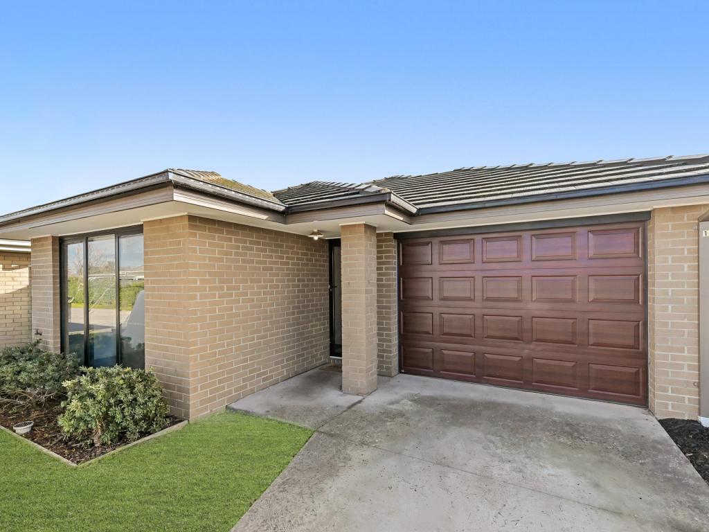 15 Manchester Cct, Longwarry, VIC 3816