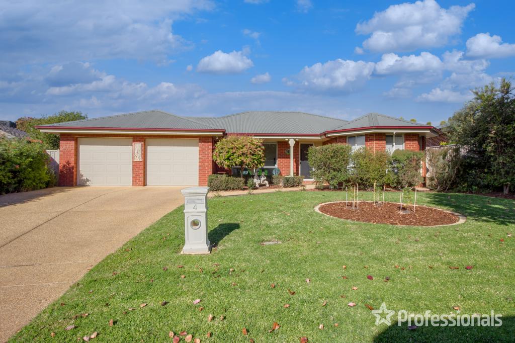 4 DOBELL PL, LLOYD, NSW 2650