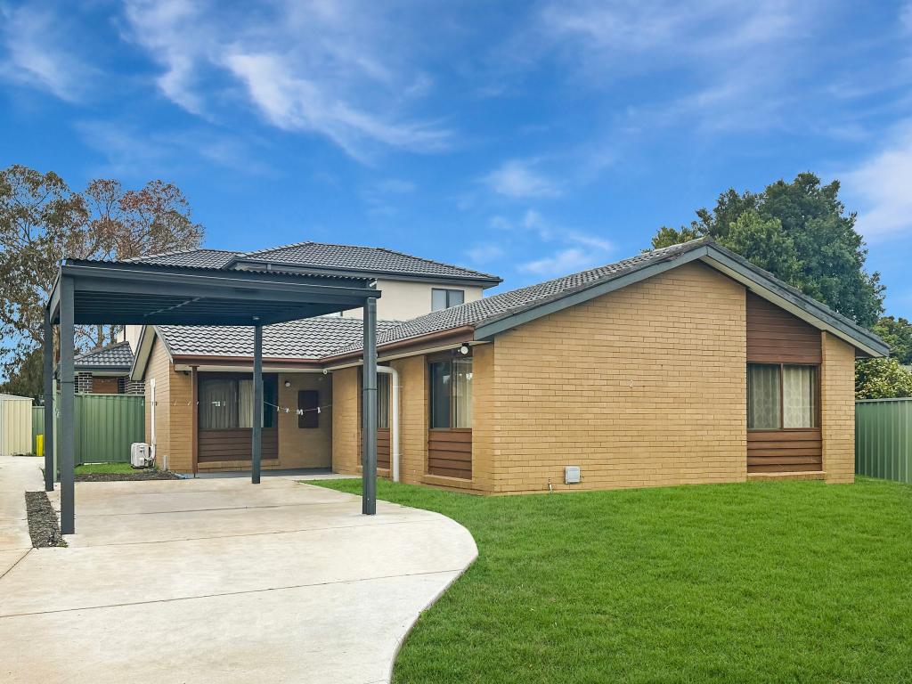 1/2 Oxley Ct, Cranbourne North, VIC 3977