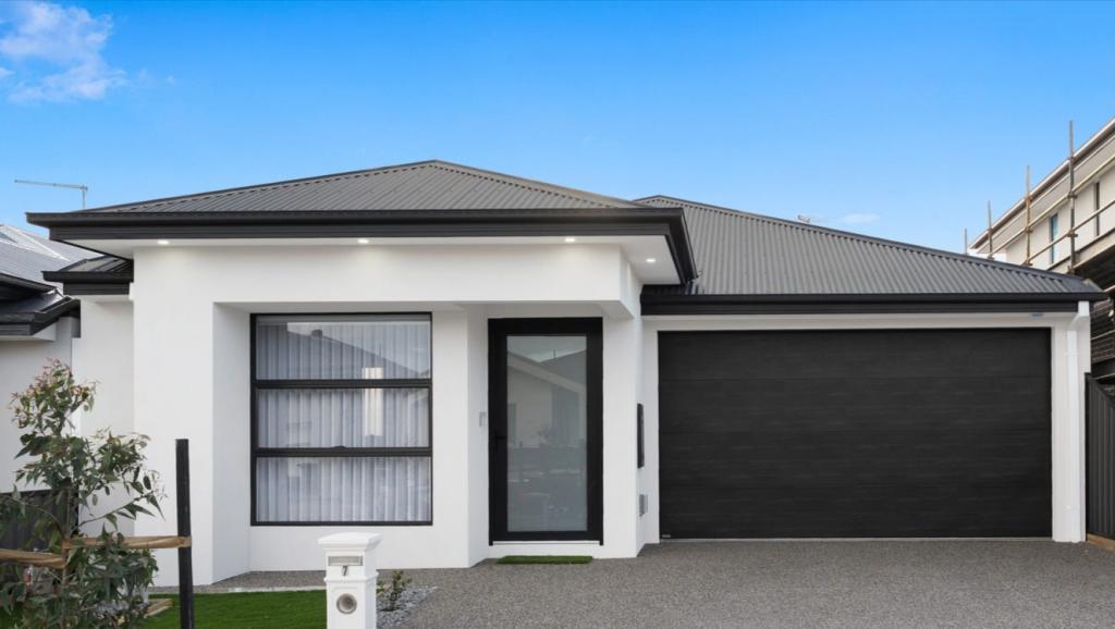 7 PERSIMMON RD, CRAIGIEBURN, VIC 3064