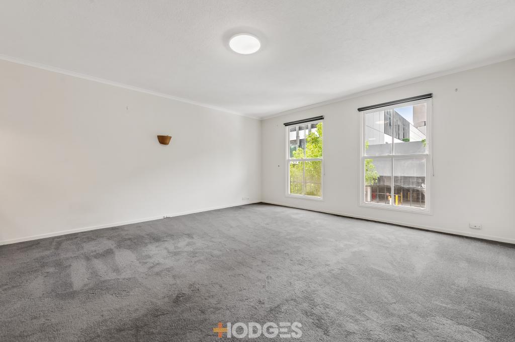 2/2 MOORE ST, SOUTHBANK, VIC 3006