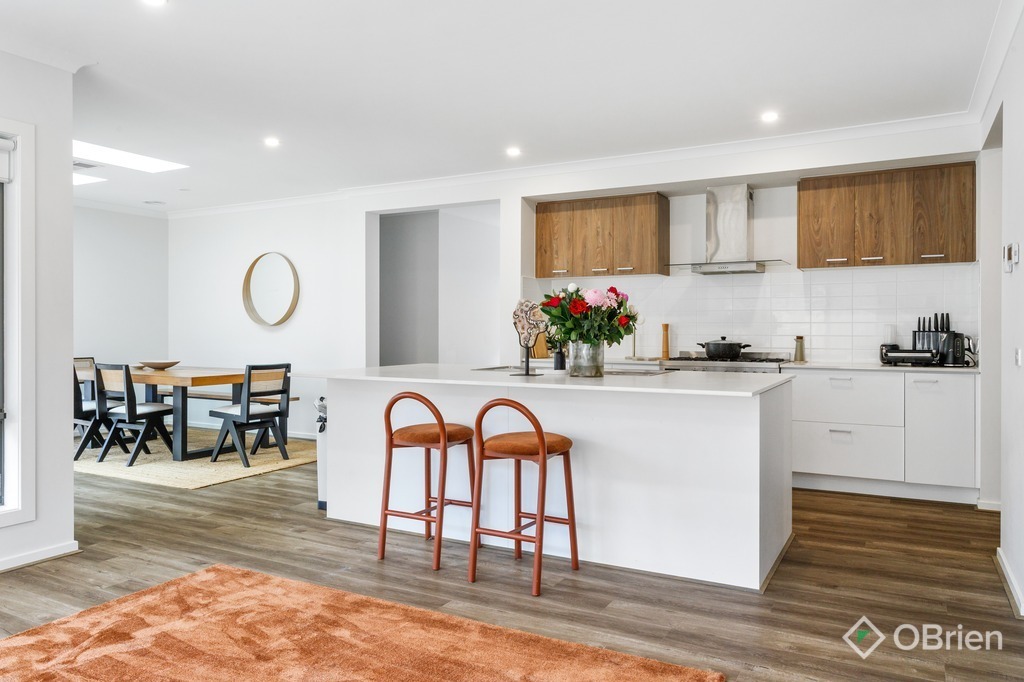 7 Sunburnt Cct, Clyde North, VIC 3978