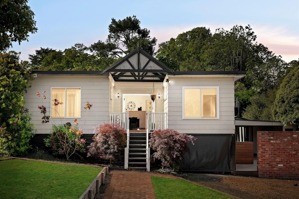 15 ANNE RD, WOODEND, VIC 3442