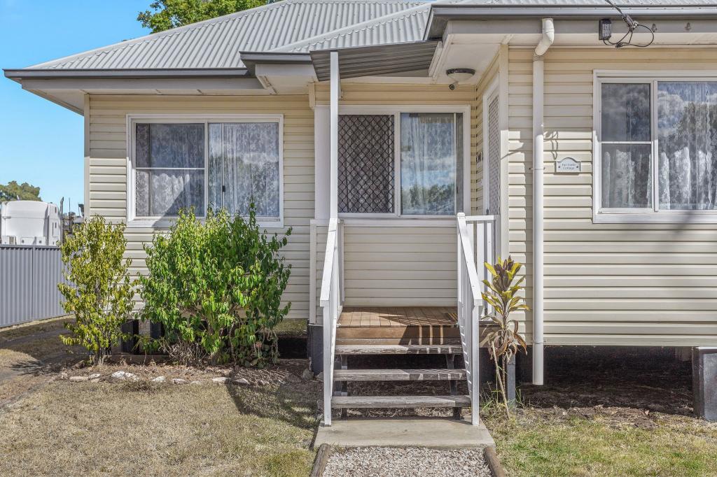 37 Cunliffe St, Oakey, QLD 4401