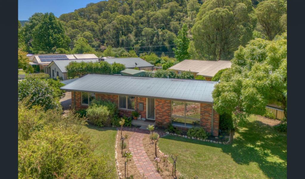 45 HAWTHORN LANE, BRIGHT, VIC 3741