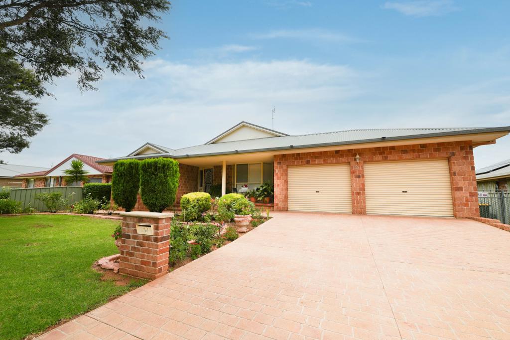 10 Angeleish Ave, Parkes, NSW 2870