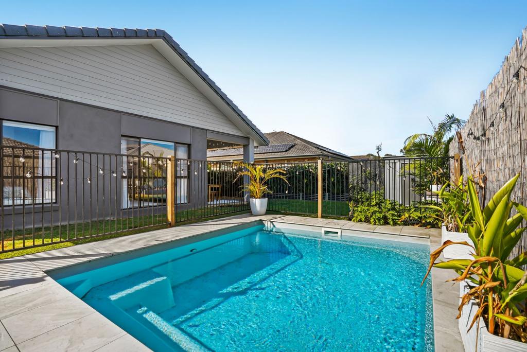15 Woodfern Dr, Upper Caboolture, QLD 4510