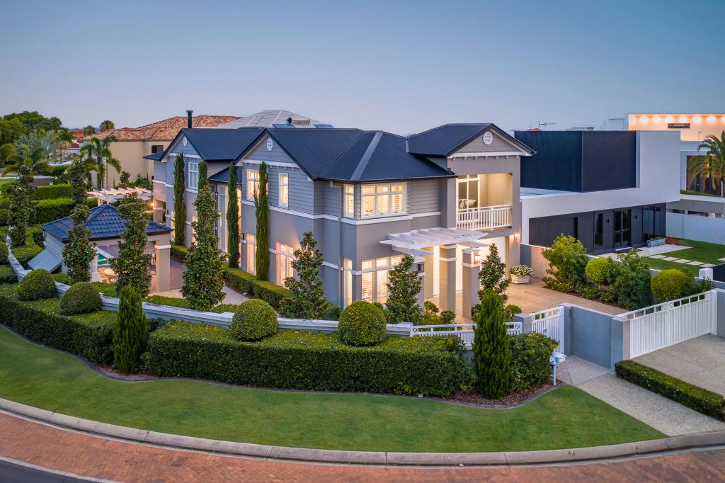 8 Queen Guineveres Pl, Paradise Point, QLD 4216