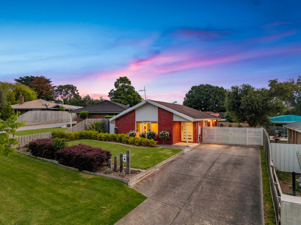 8 Dundee Ct, Pakenham, VIC 3810