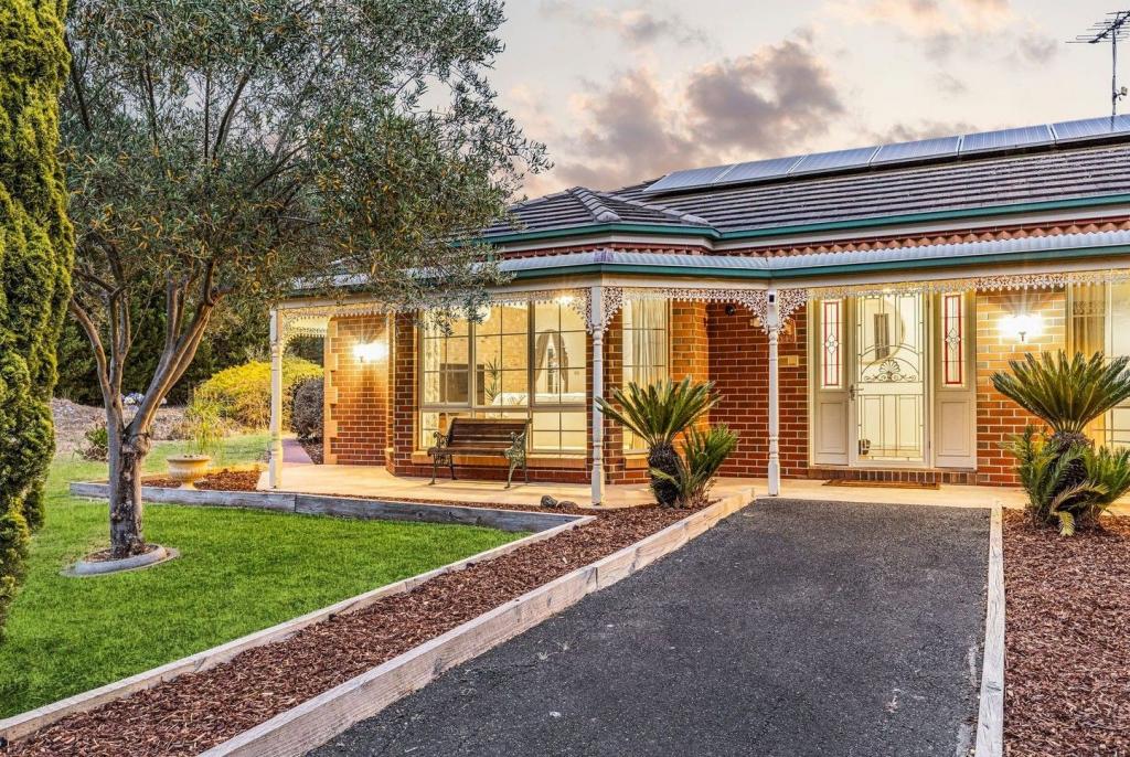 8 Kestrel Cres, Mount Duneed, VIC 3217
