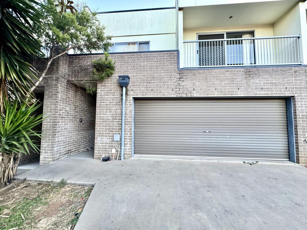 2/1 Leslie Dr, Moranbah, QLD 4744