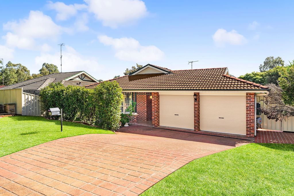 10 Joseph Banks Ct, Mount Annan, NSW 2567