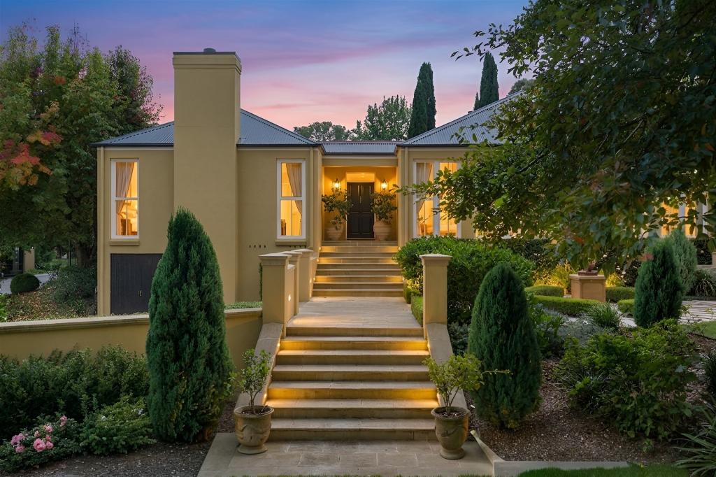 8 St Denis Cl, Burradoo, NSW 2576