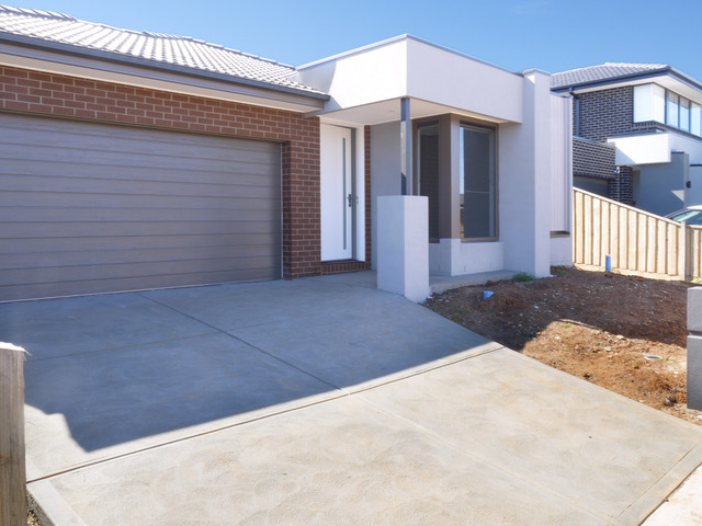 13 POPULAR ST, ROCKBANK, VIC 3335