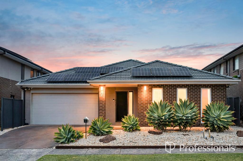 7 Tinnadice Rd, Cranbourne East, VIC 3977