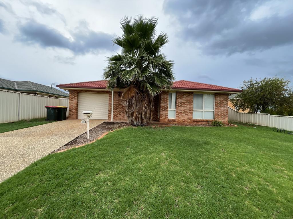 18b Dunvarleigh Cres, Griffith, NSW 2680