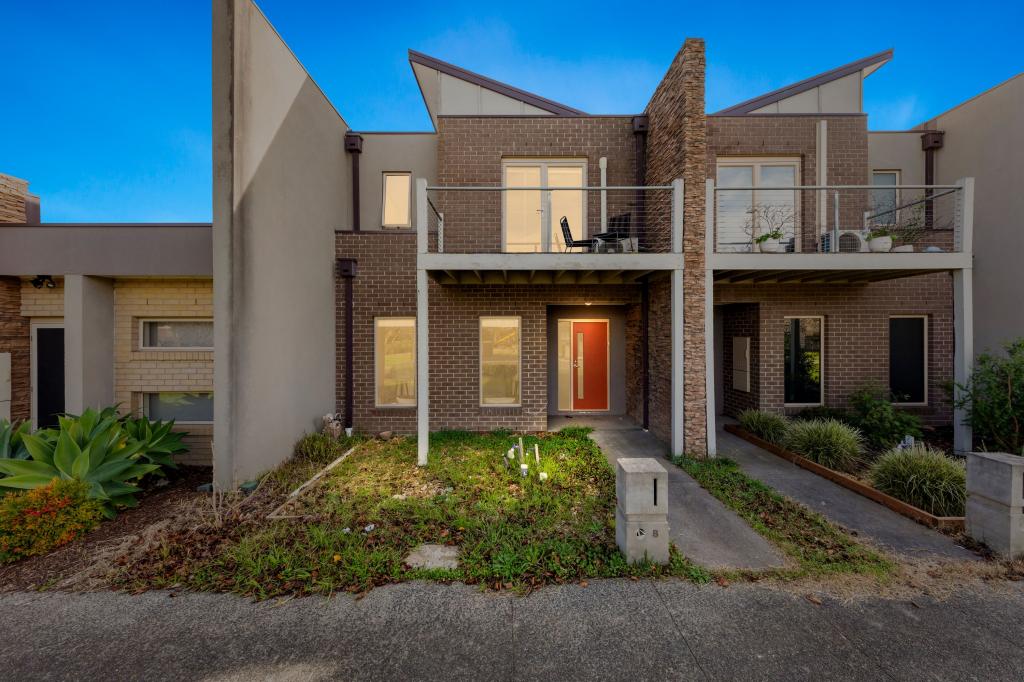 8 HAAKMAN WAY, PAKENHAM, VIC 3810