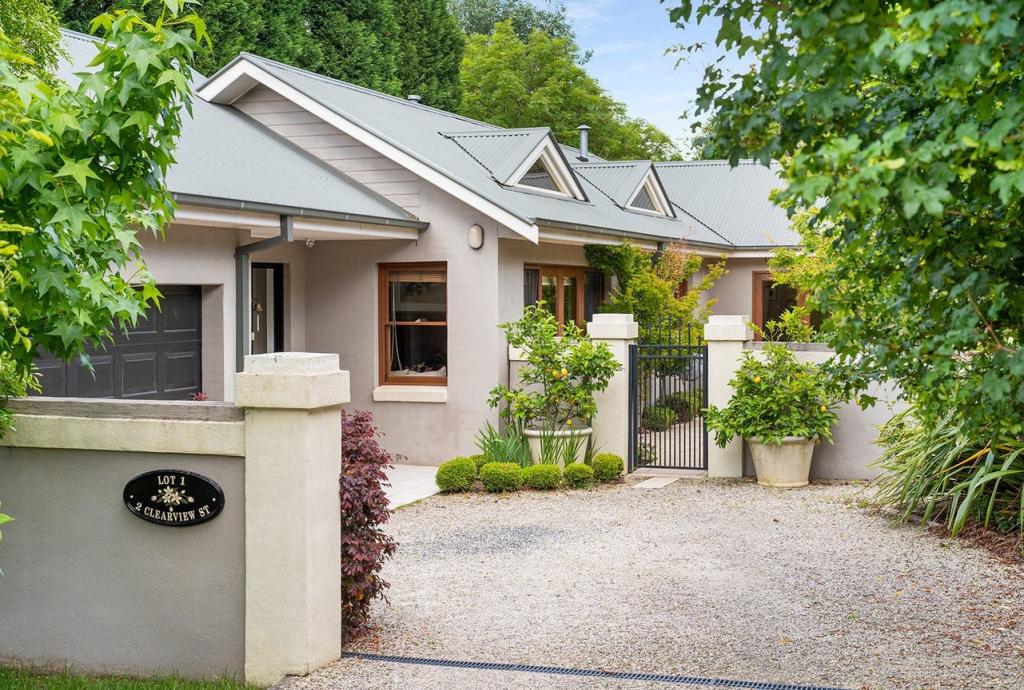 2 CLEARVIEW ST, BOWRAL, NSW 2576