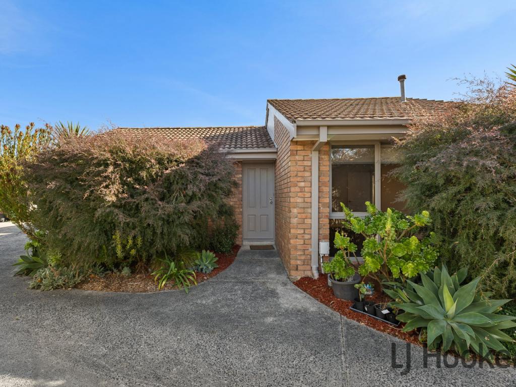 2/18 SURREY RD E, CROYDON, VIC 3136