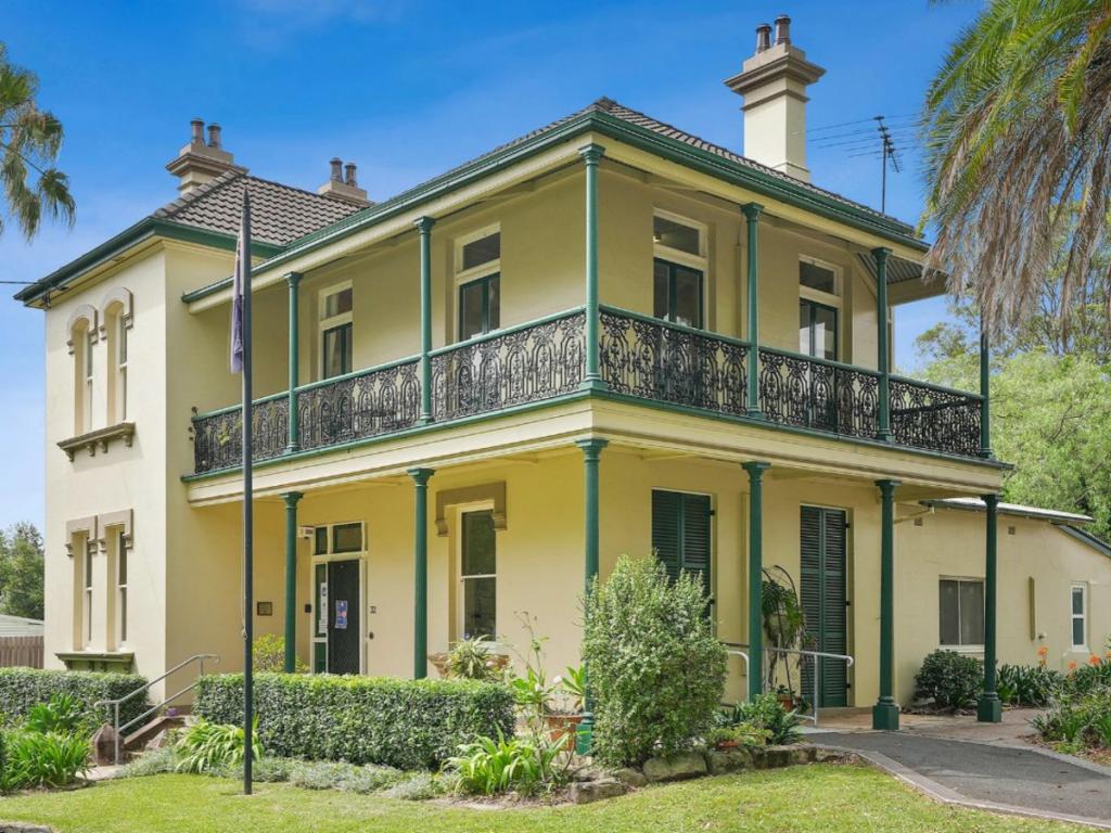 32 Lithgow St, Campbelltown, NSW 2560