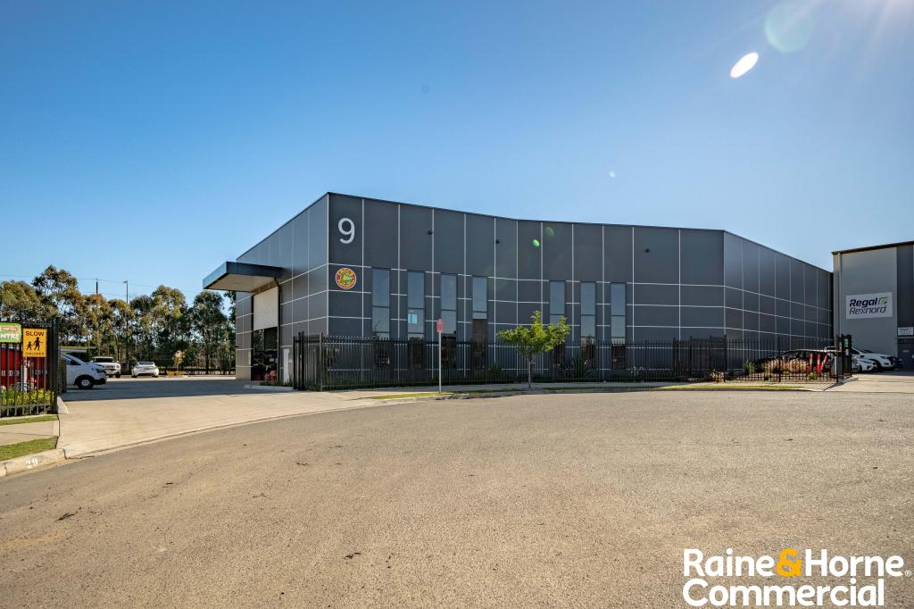2/9 COBAR PL, GREGORY HILLS, NSW 2557
