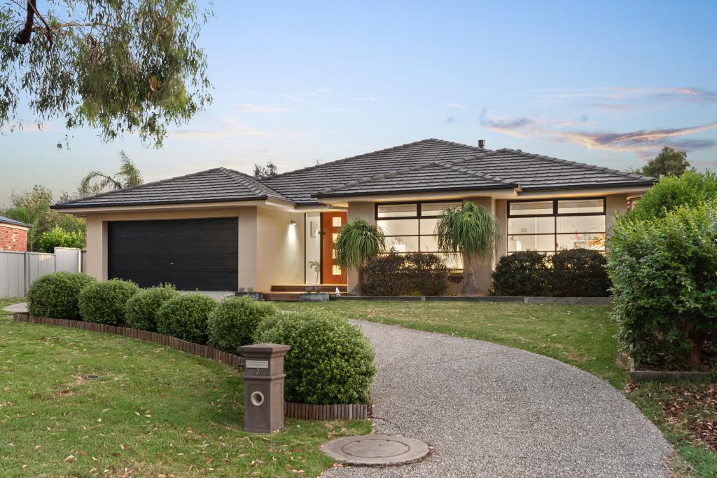 7 Genoa Gr, Pakenham, VIC 3810