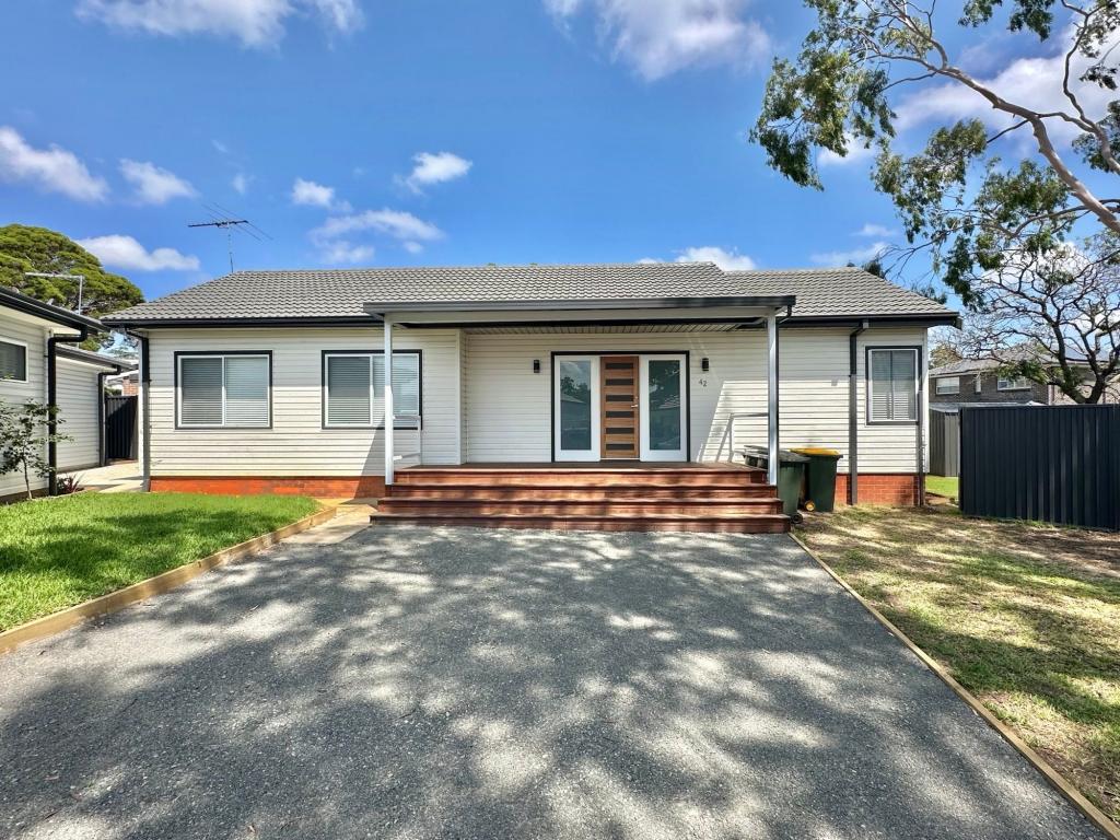 42 Wattle Ave, Macquarie Fields, NSW 2564