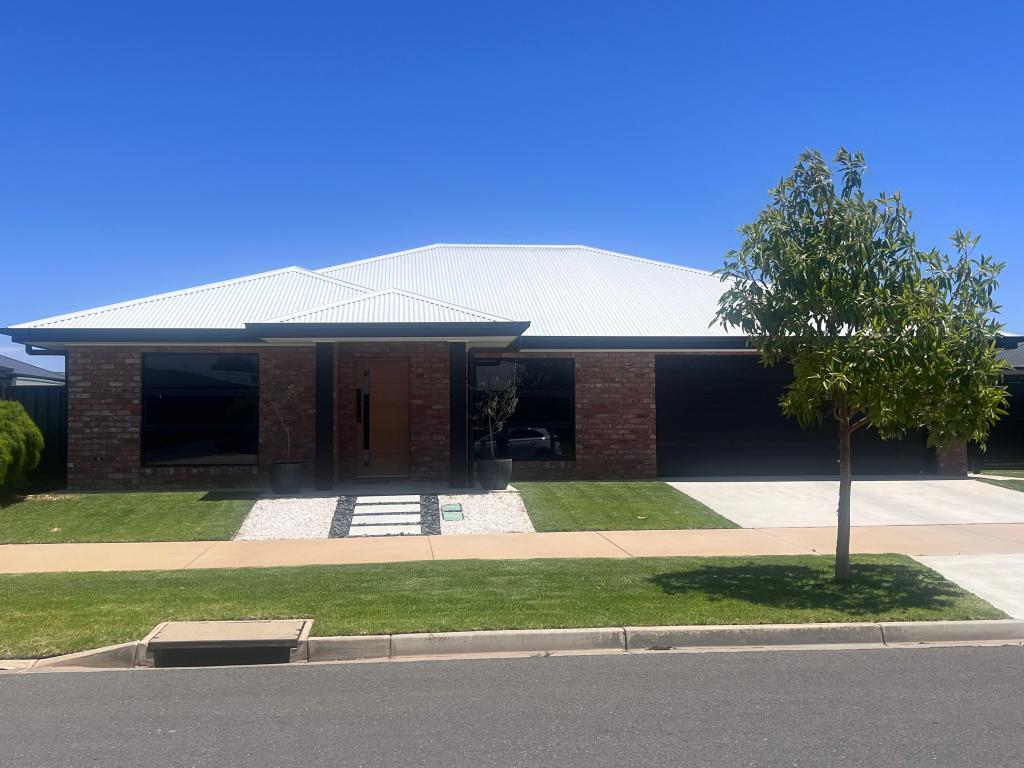 15 SANDALWOOD AVE, SWAN HILL, VIC 3585