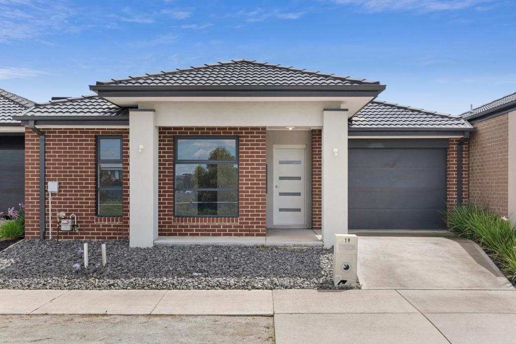 19 Naughtin Cct, Charlemont, VIC 3217