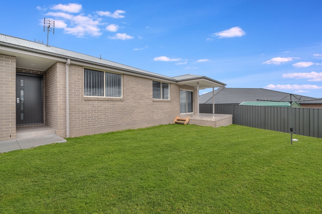 22A BIRCH GR, ABERGLASSLYN, NSW 2320