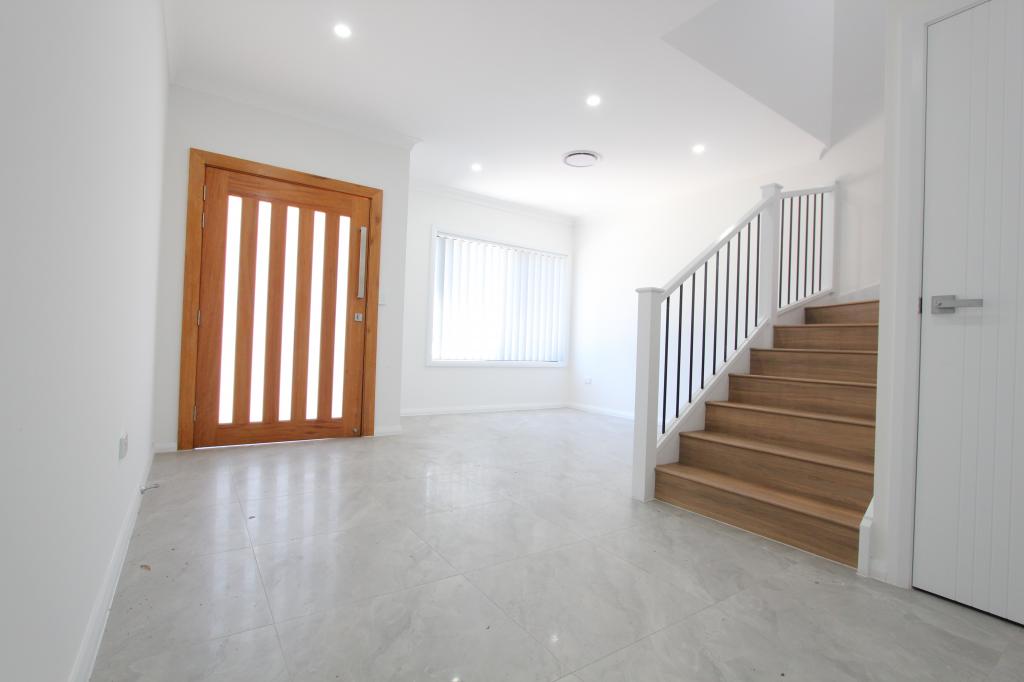 80b Ingham Dr, Casula, NSW 2170