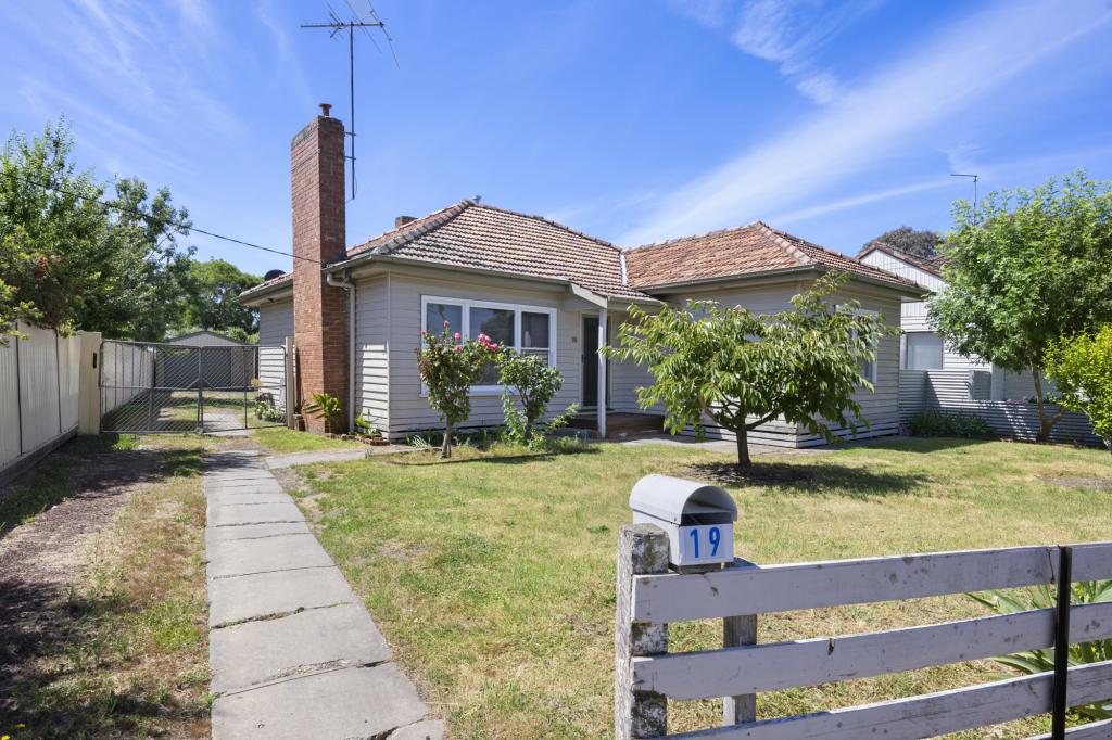 19 Sayle St, Sebastopol, VIC 3356