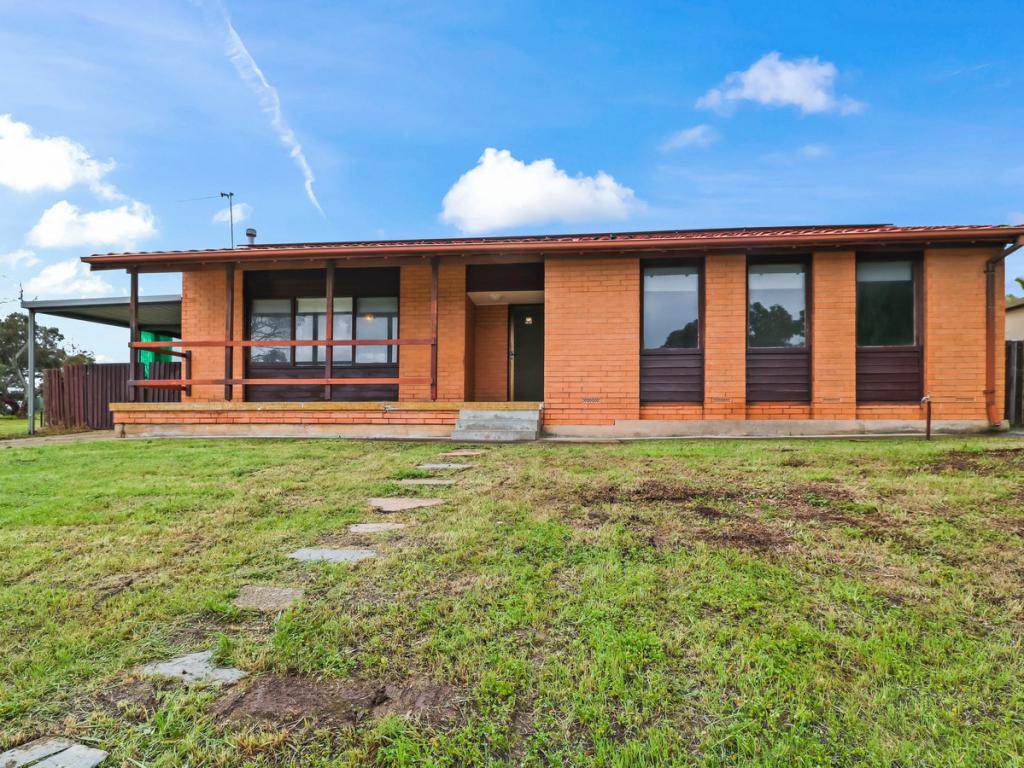 1 Eringa Ct, Craigmore, SA 5114