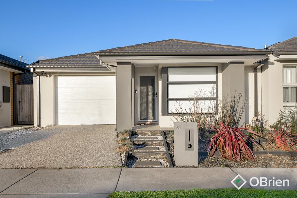 37 Limandus Cres, Cranbourne South, VIC 3977